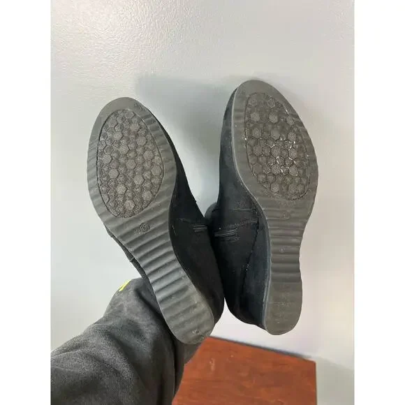 Cloud walkers by Avenue Black Faux Suede ankle booties with zipper - Picture 4 of 10